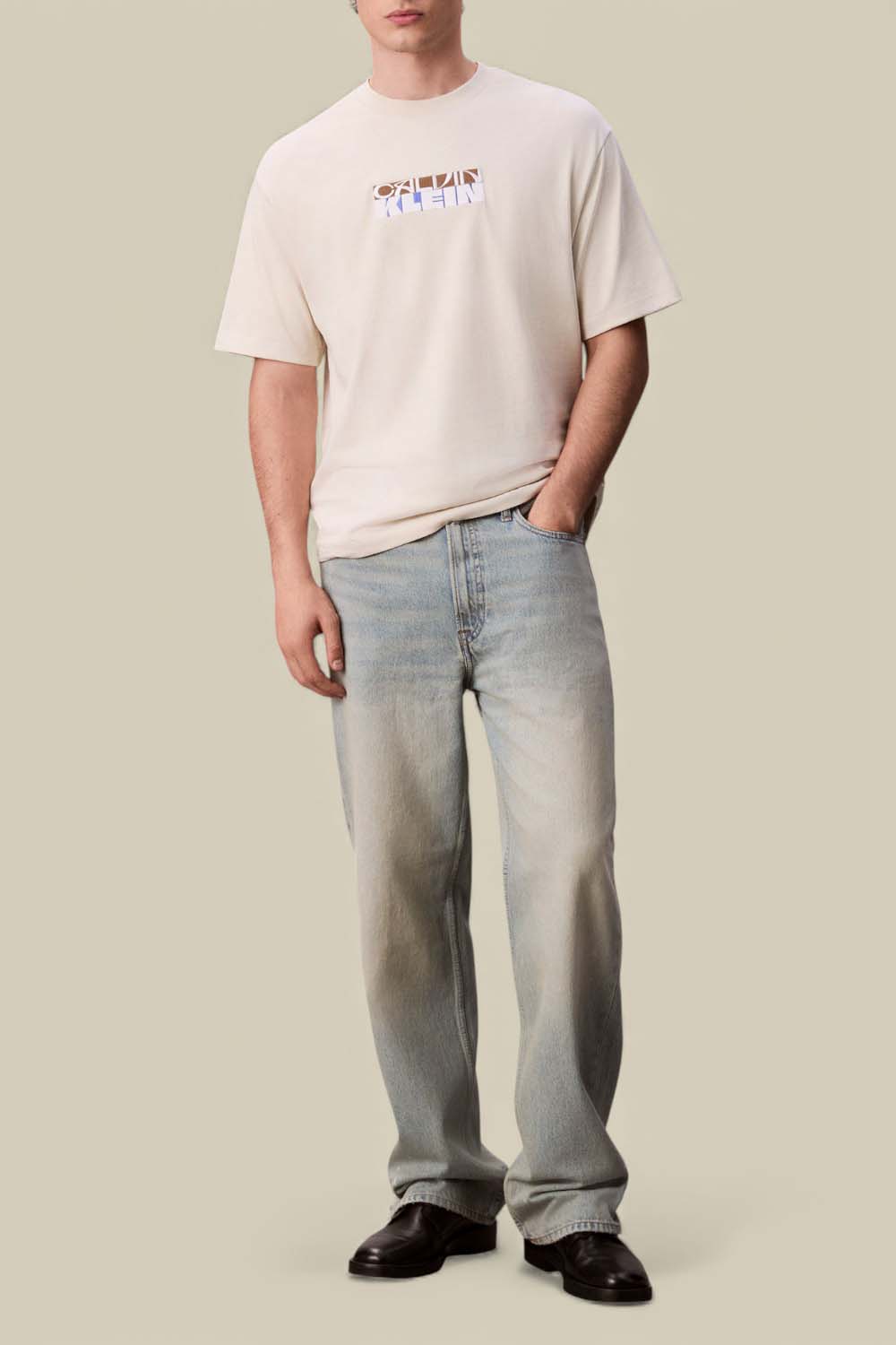 תמונת כל הלוק של חולצת טי